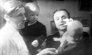 Художники Игорь Рубинский с сыном Павлом (слева) и Владимир Гремитских с сыном Александром 1952
