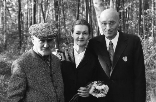 Евгений Кропивницкий, Валентина Кропивницкая и Оскар Рабин. Измайлово, 1974 год
